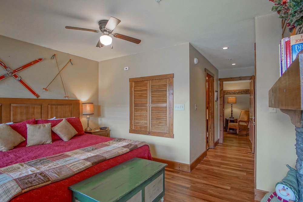 Camp 4 # 11: 3 Bedrooms + Bonus Sleeping Den, 3.5 Baths: Slope Side