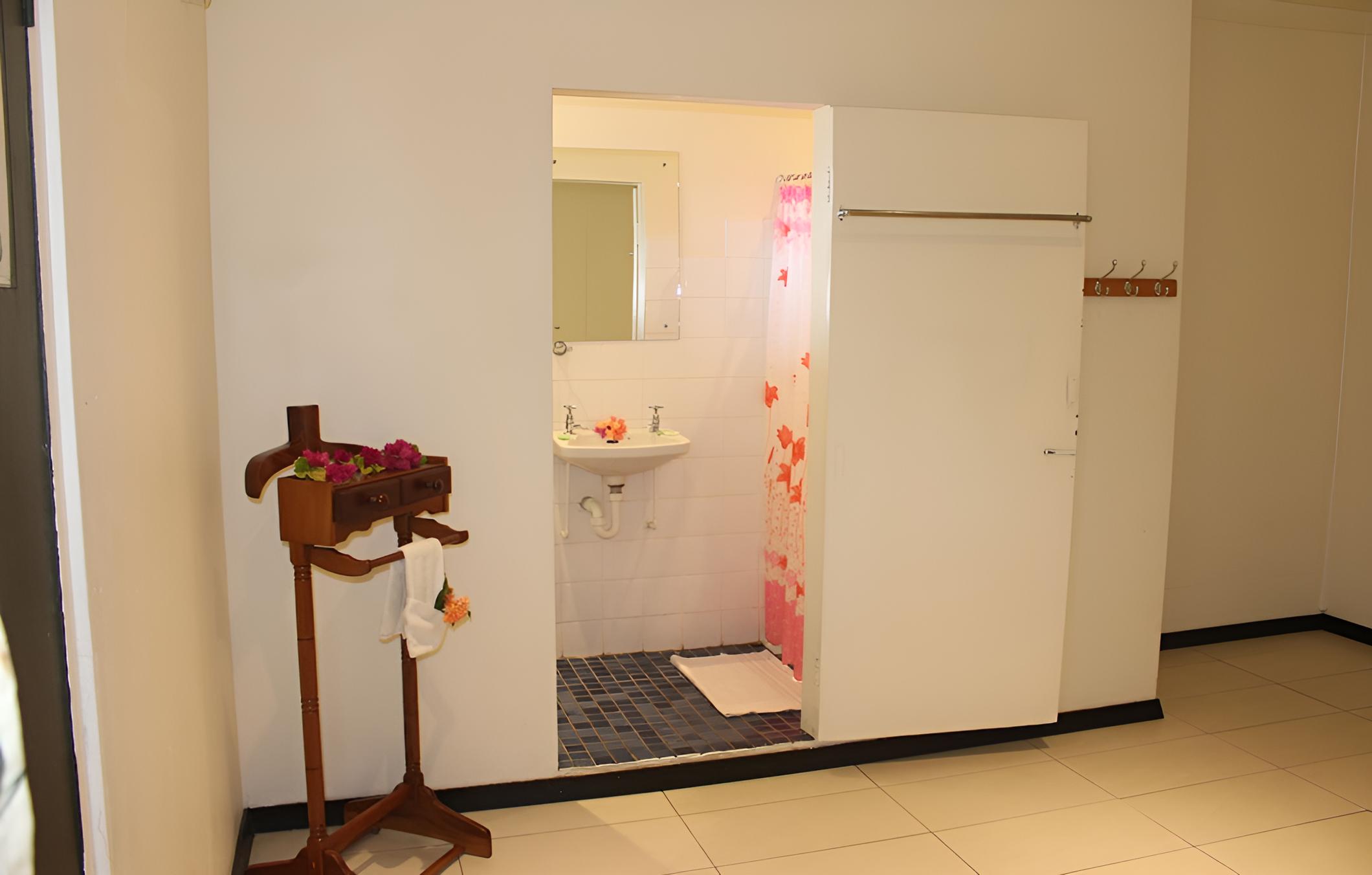 Travellers Beach Resort - Hostel