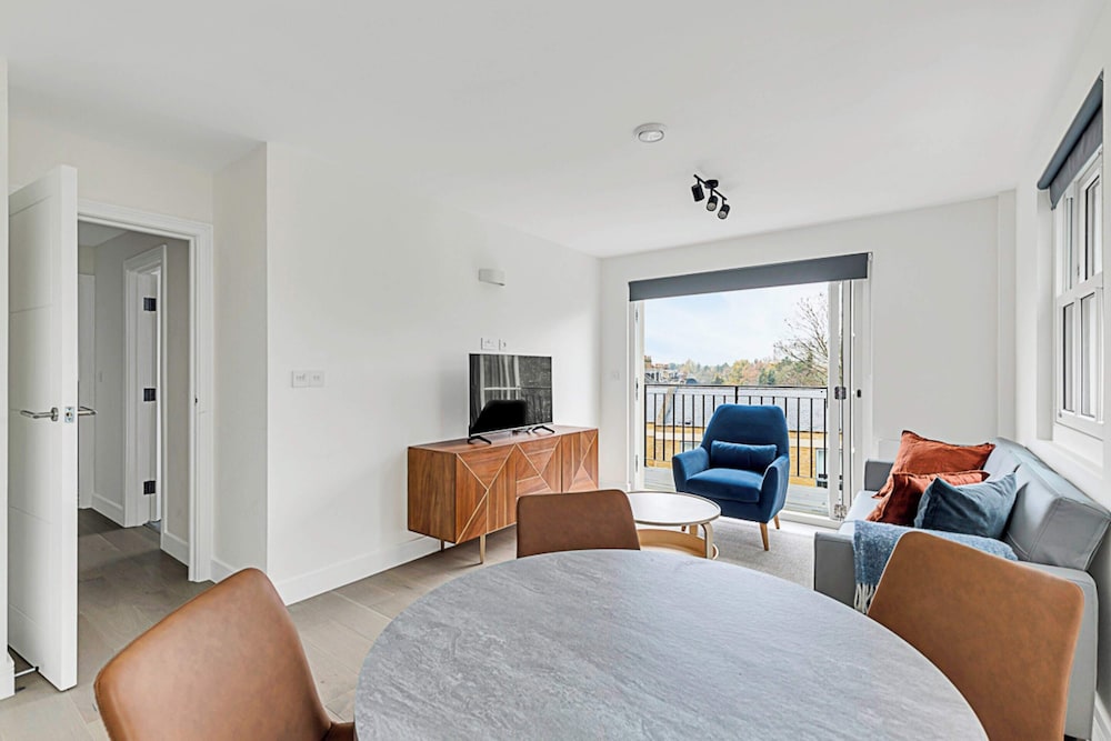 Chiswick Gem: 2 Bedroom Flat