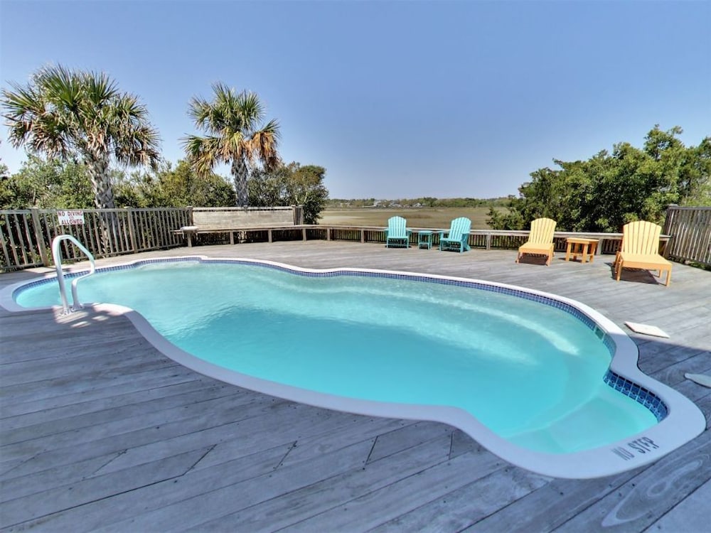 Beach Crew 4 Bedroom Home by RedAwning