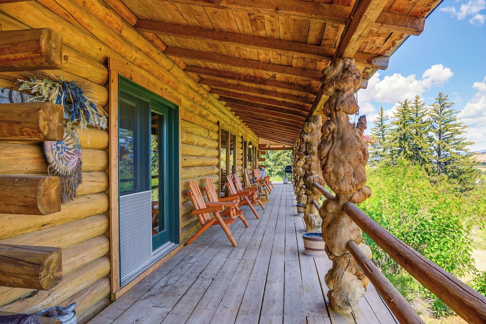 Stunning Mountain Views: Spacious Cabin in Dubois!