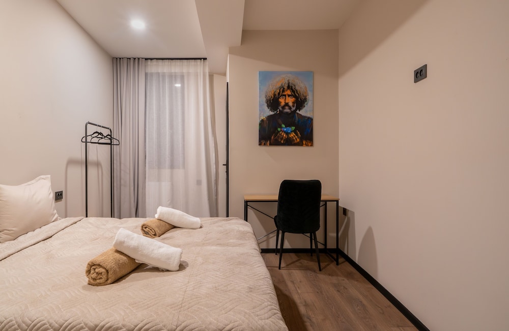 Niabi 4BDR Apartments with billiards