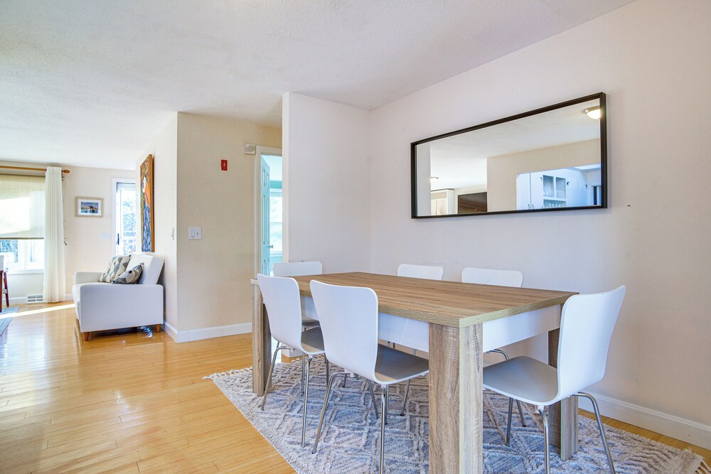 Ping-pong & Backyard: Spacious Chatham Retreat