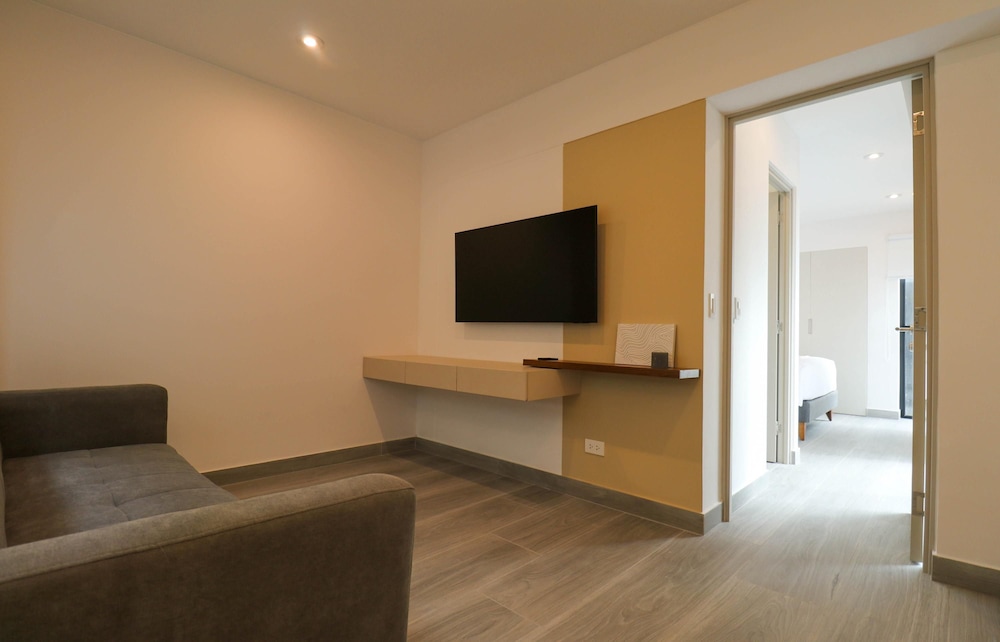 w Grandiose Duplex w Modern Deco in Miraflores