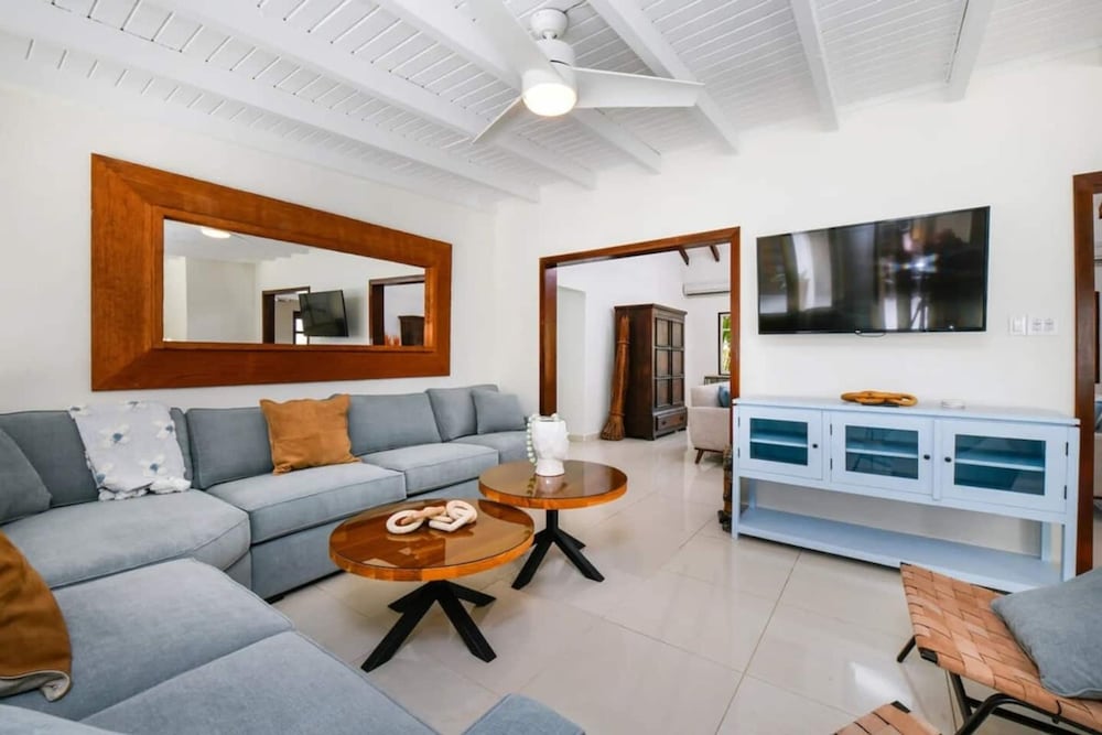Blue Makini Villa in Noord