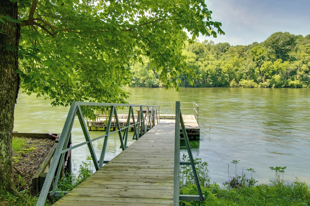 Dock Access: Romantic River Retreat in Gassville