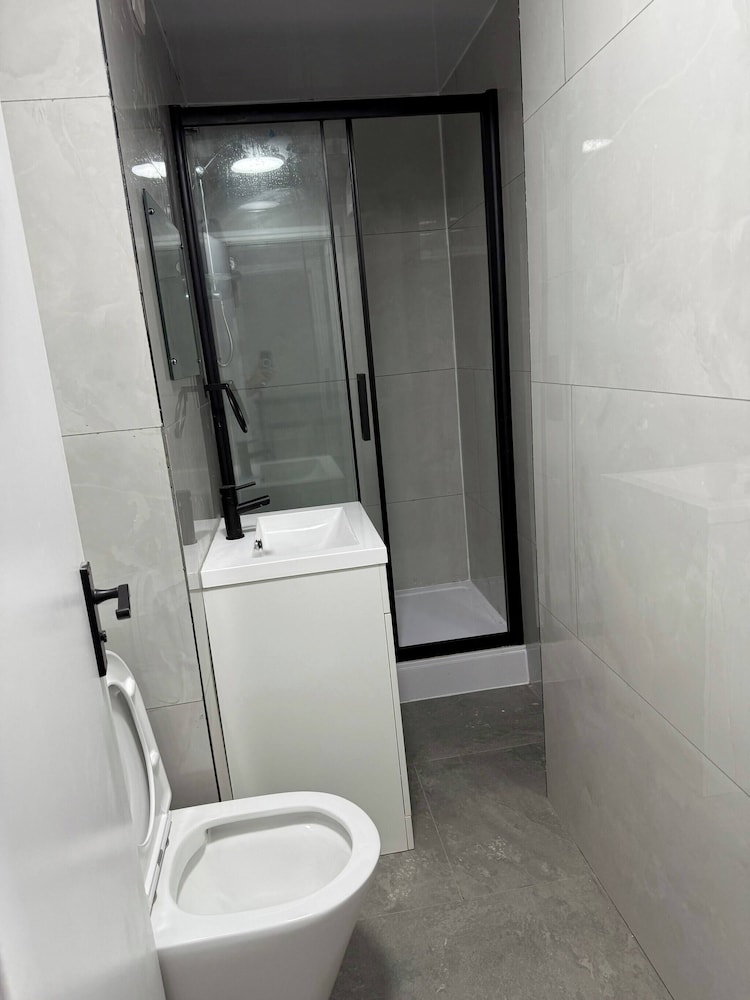 Peaceful Luton Apartment Close to Airport & Amenities