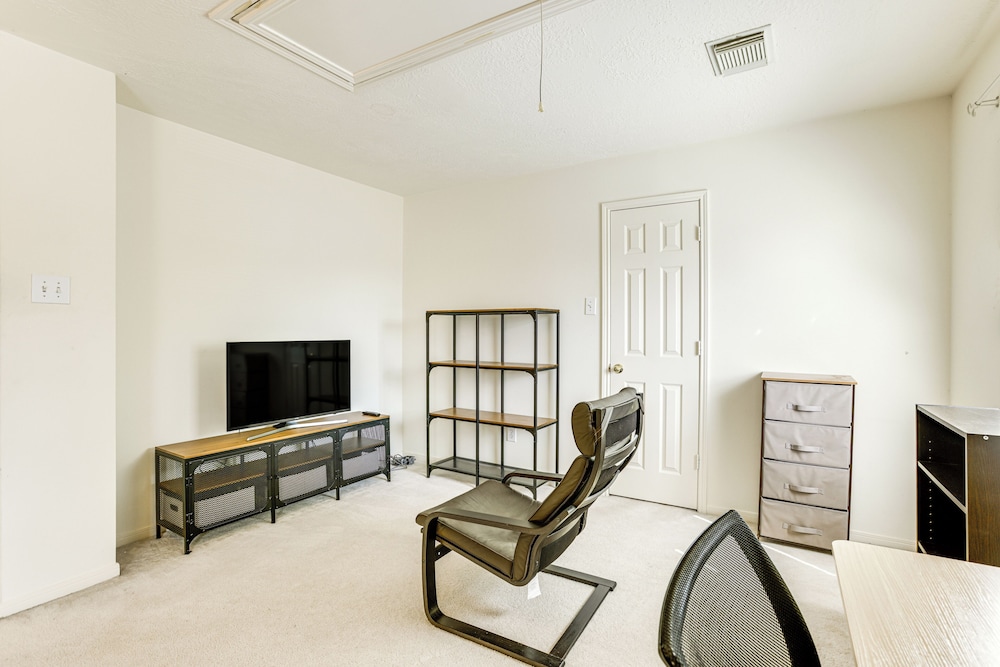 4 Mi to Old Town Spring: Family Retreat w/ Yard!