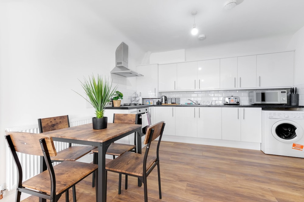 Pinewood 1 &2 Bedroom Apt. by Arista Living view 3
