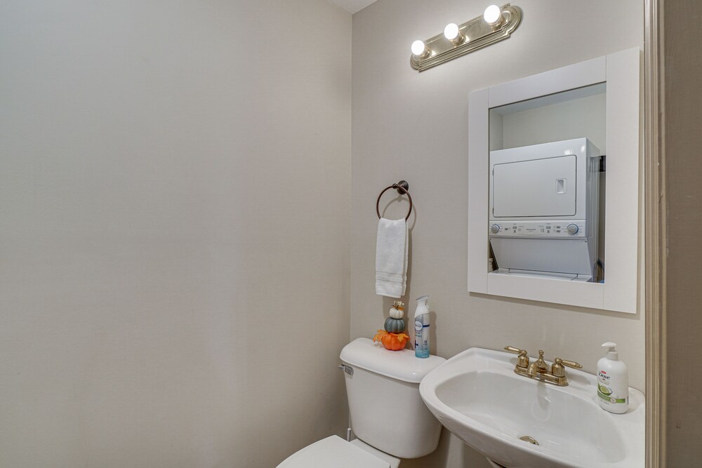 Decatur Oasis - Private Pool, Hot Tub & Deck! view 4