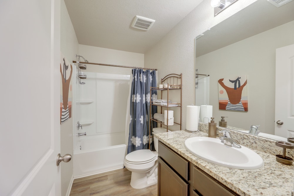 Pet-friendly Home w/ Fenced Yard in Manor