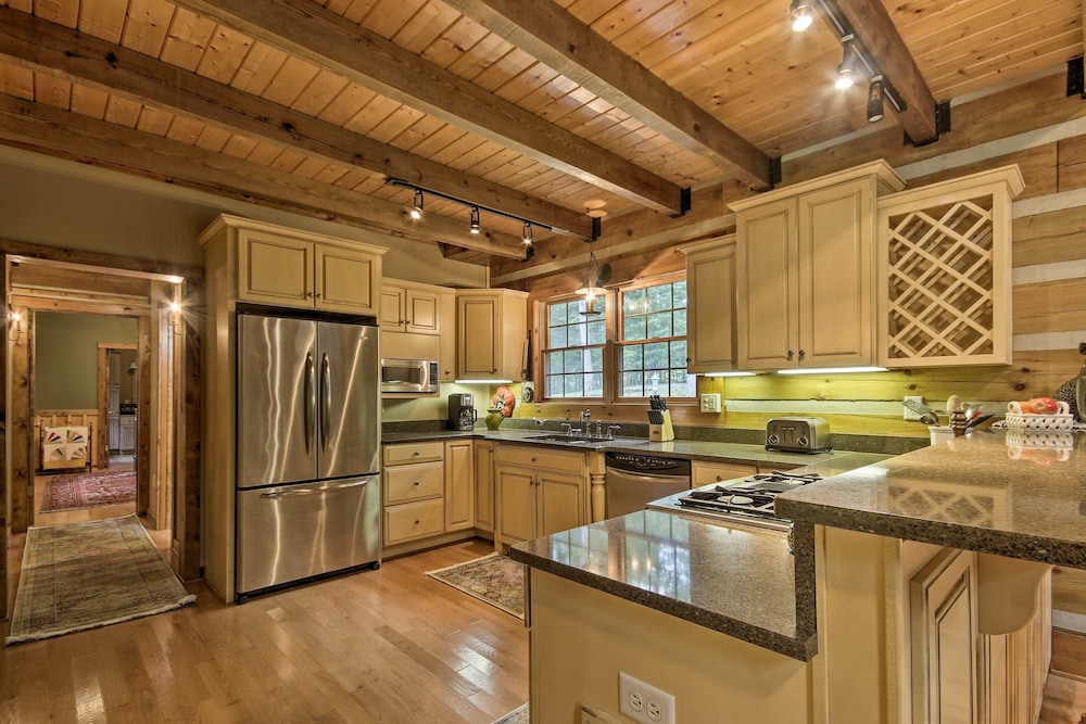 Creekside Berkeley Springs Cabin on 35 Acres! - Property Image 23