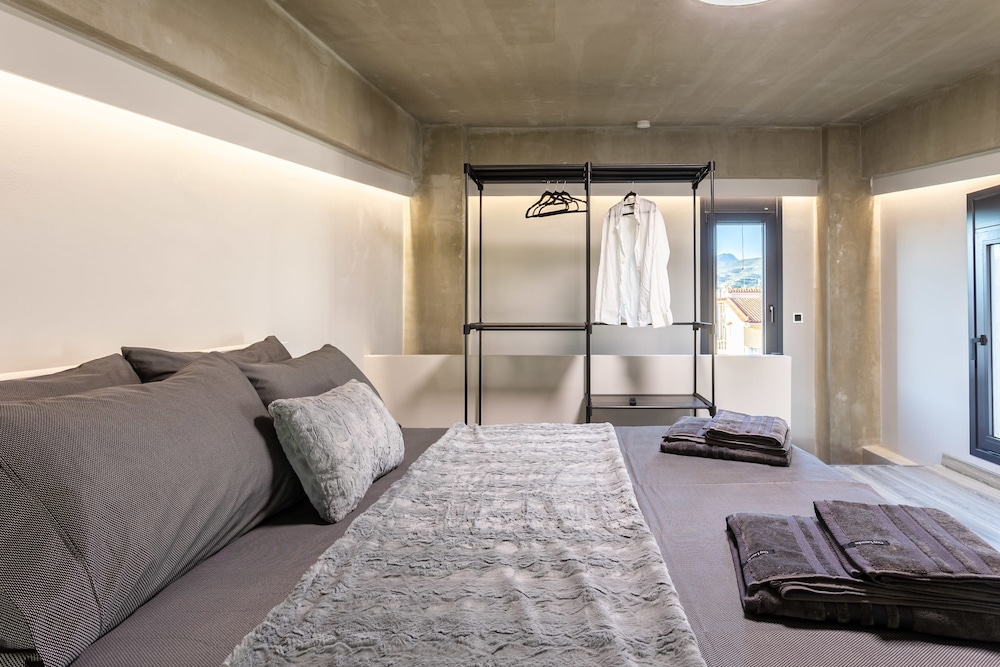 Ventiri Lofts - Luxury Penthouse w Home Cinema