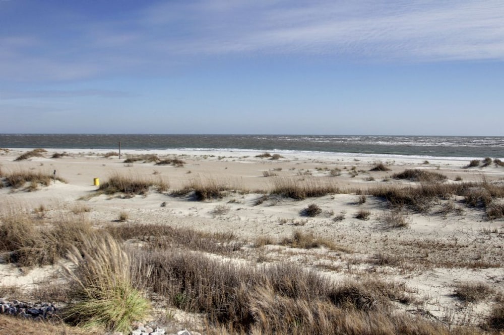 11D Mariners Walk by Avantstay Oceanfront Living Amazing Views! Communal Pool view 4