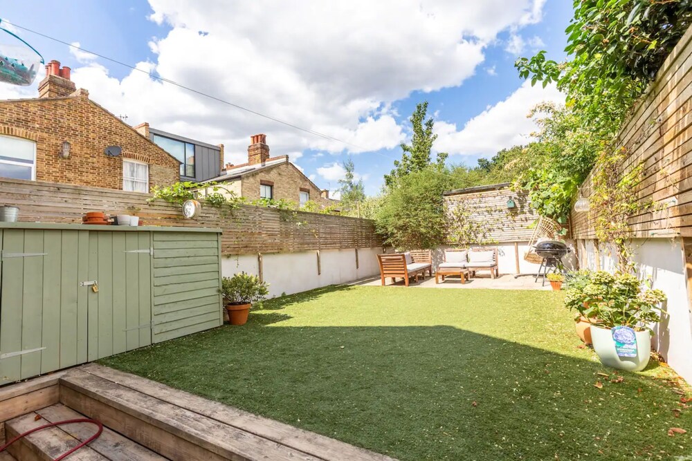 Spacious 2 Bedroom Home in Lewisham