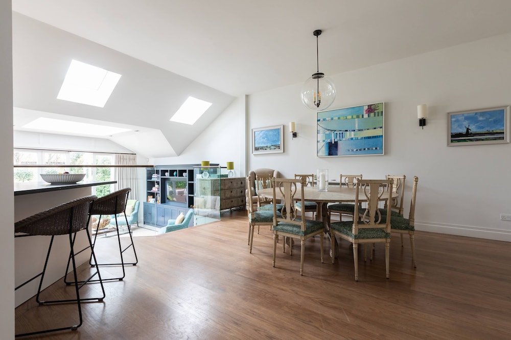 Granard Road by Onefinestay