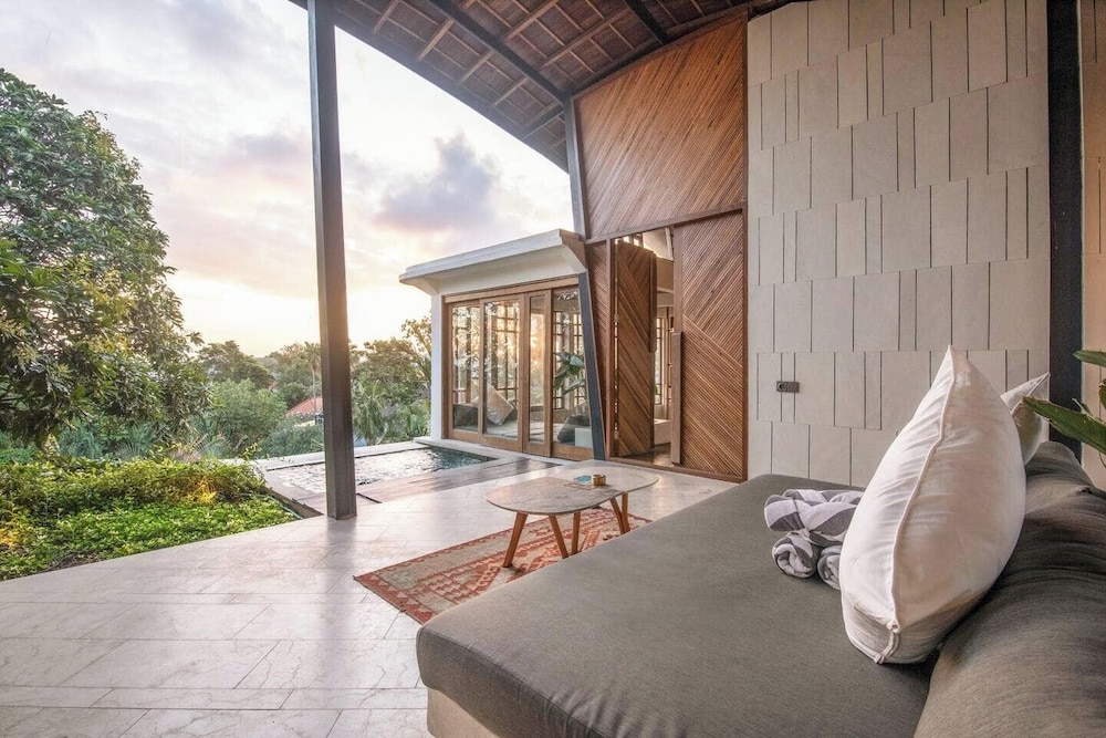 Gorgeous 2-br Penthouse With Views, 800m to the Be