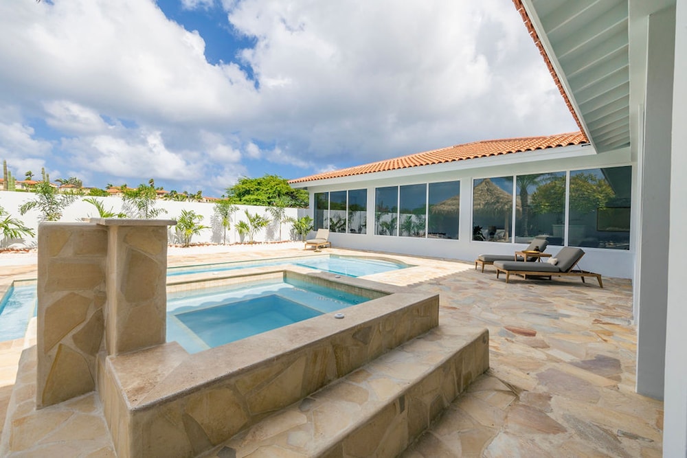 The Court Villa - 8 Bed 8 5 Bath