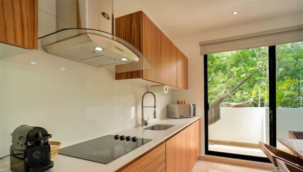 Prime Location 2 BR Apartment With Natural Ligthed & LX Amenities by Waves Management