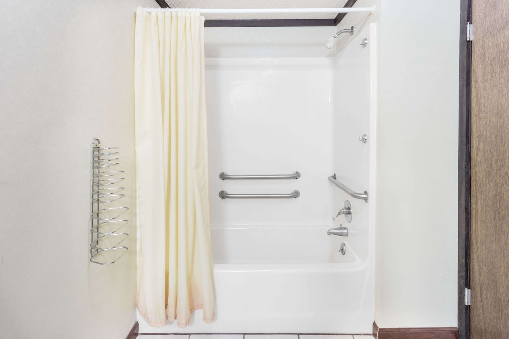 Mount Pleasant Vacations - Knights Inn Racine - Property Image 17