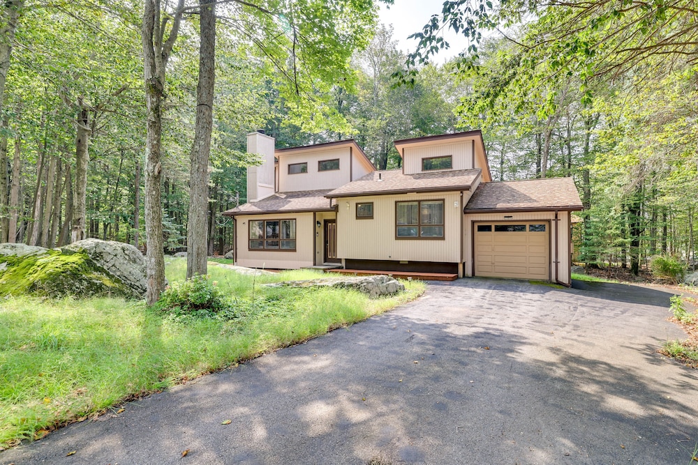 Tobyhanna Retreat w/ Deck, Pool + Lake Access!
