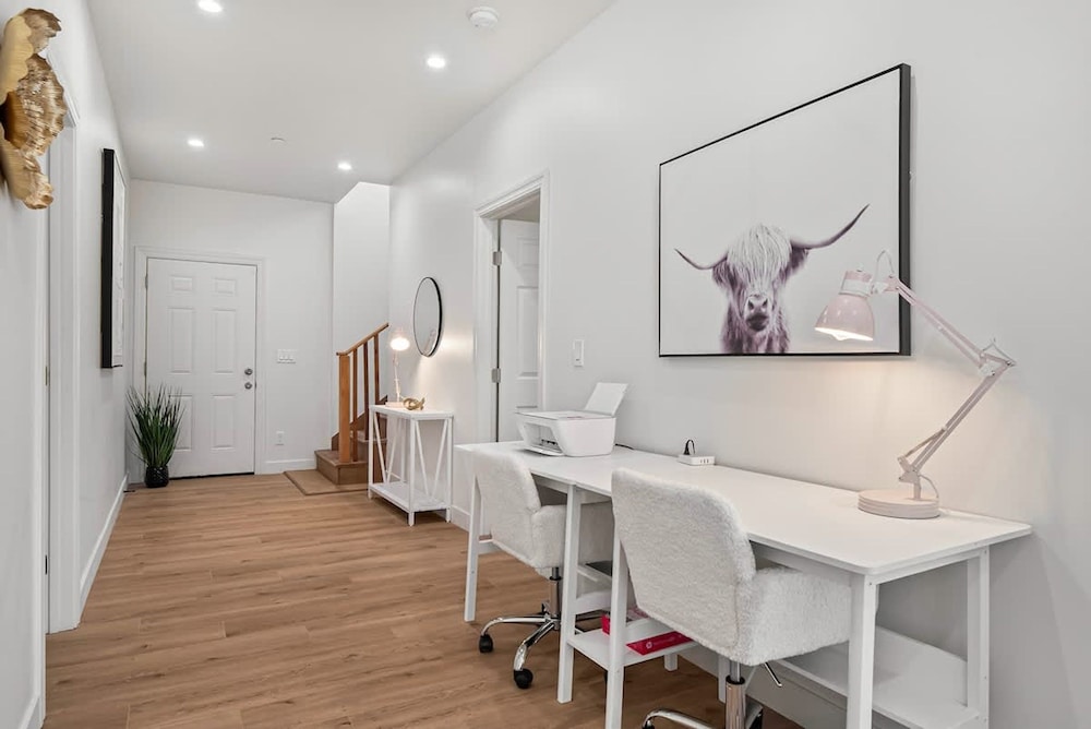 Massive 8BR Home in Hayward With AC Free Parking