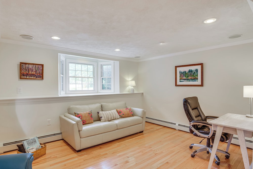 Coastal Retreat w/ Large Yard < 1 Mi to Dtwn Saco!