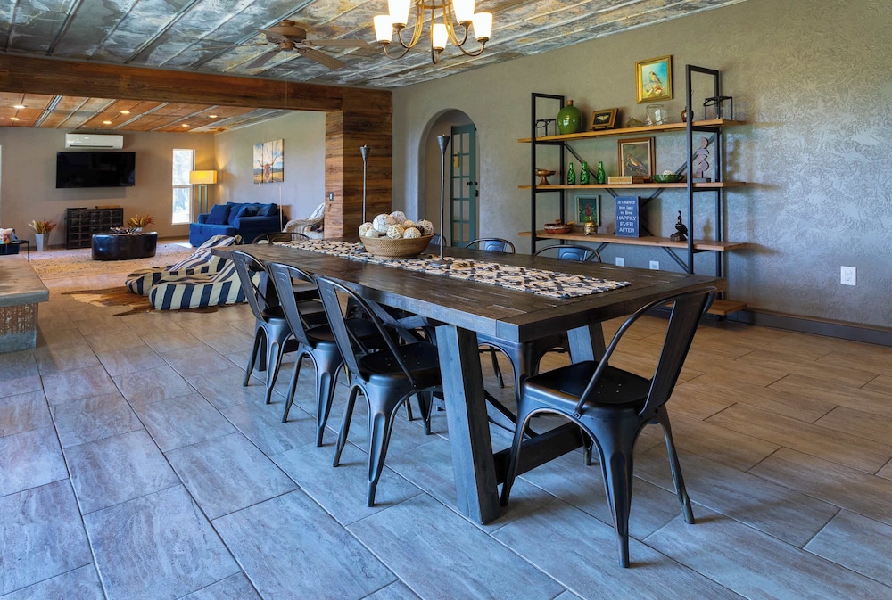 Willie's Hill Country Hideaway - Stay for 8 With Hot Tub & Fire Pit