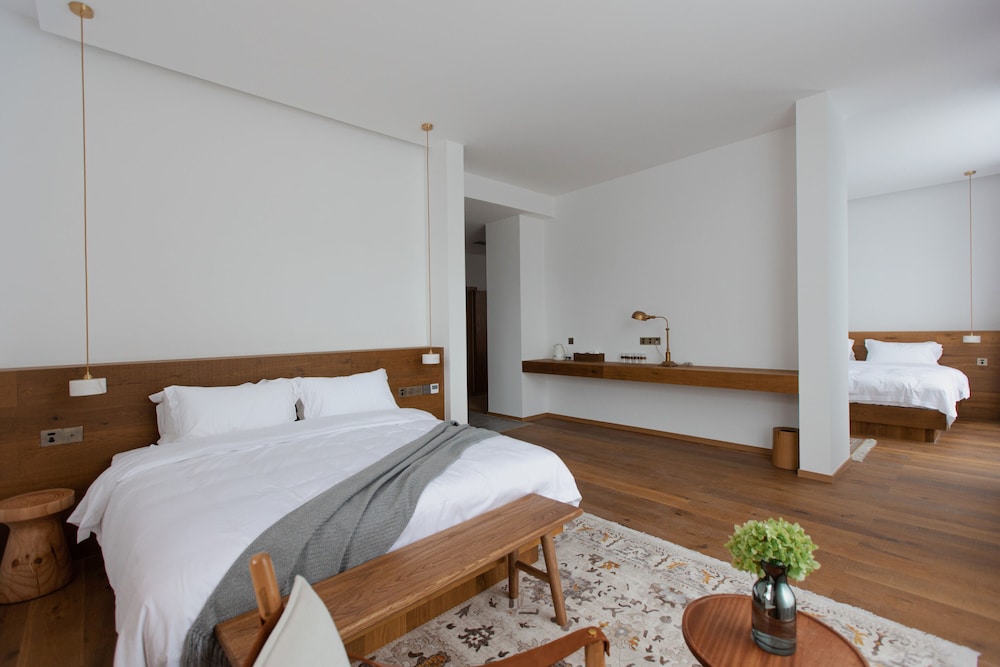 Yunfu Mid Hill Resort Hotel