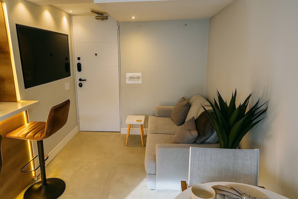 Stylish 1BR Getaway, Jacuzzi, Fireplace, Gym and AC