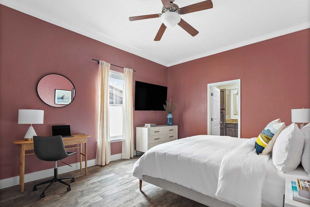 7bdr w/ Private Pool, Hot Tub, Fire Pit, Walk to Beach Tidal Wave by Avantstay