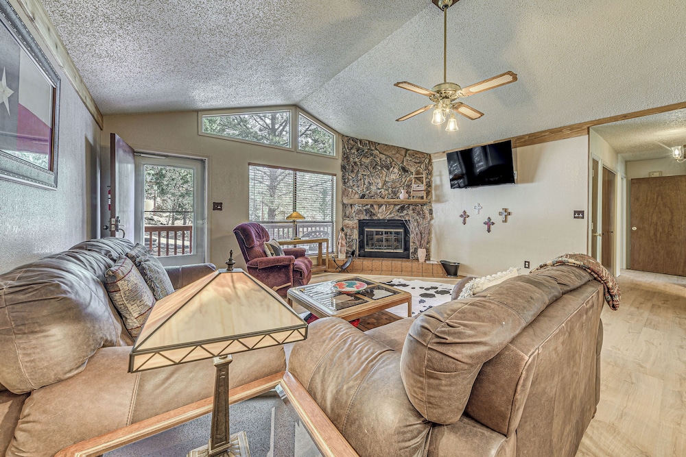 1 Mi to Downtown Ruidoso: Peaceful Forested Cabin!