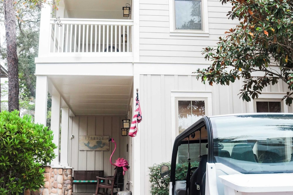 5 Mins to Beach, Shared Pool, Covered Deck, Bikes Heron Cottage by Avantstay