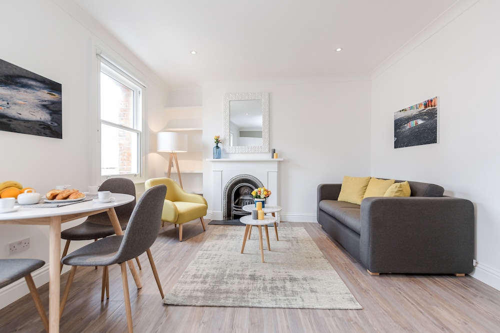 Soho Apartments by BaseToGo