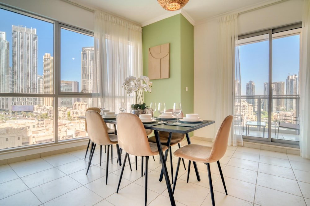 Urban Chic Downtown Apt w Dubai Fountain Views
