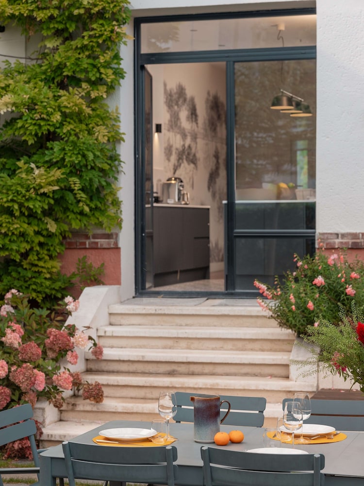Large Chic Stylish Villa Superb Garden