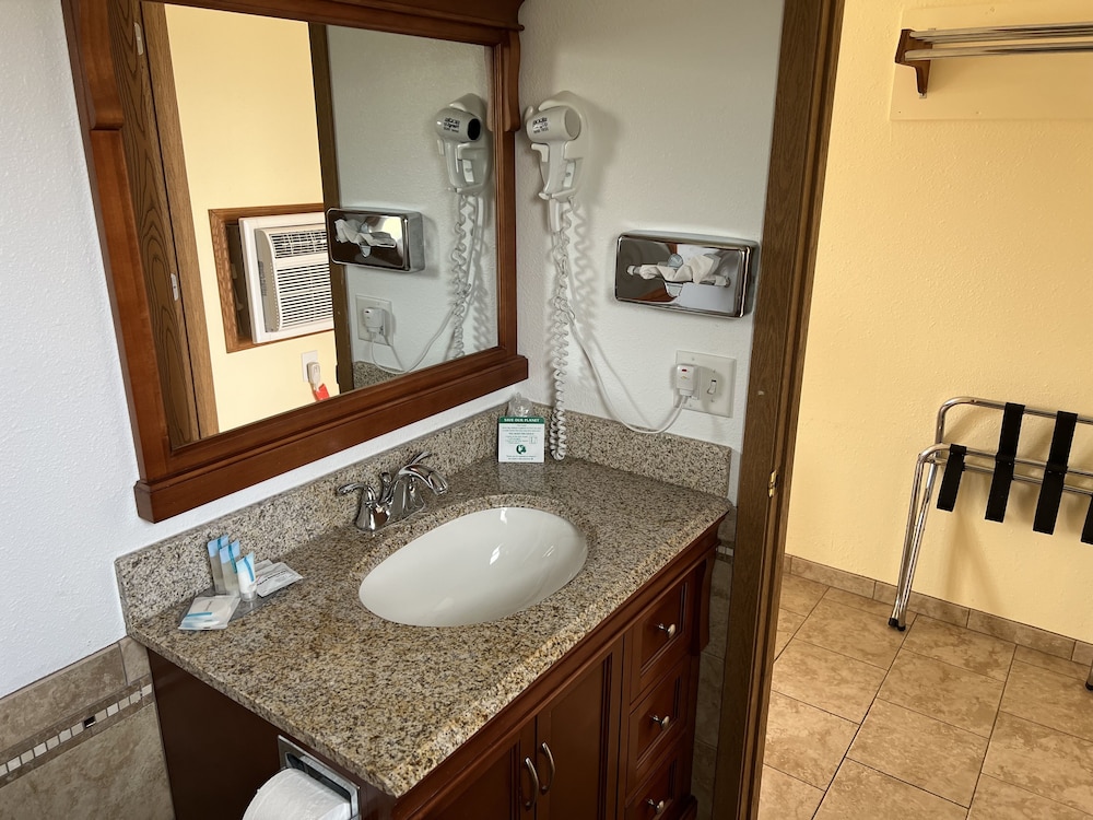 All Star Inn & Suites