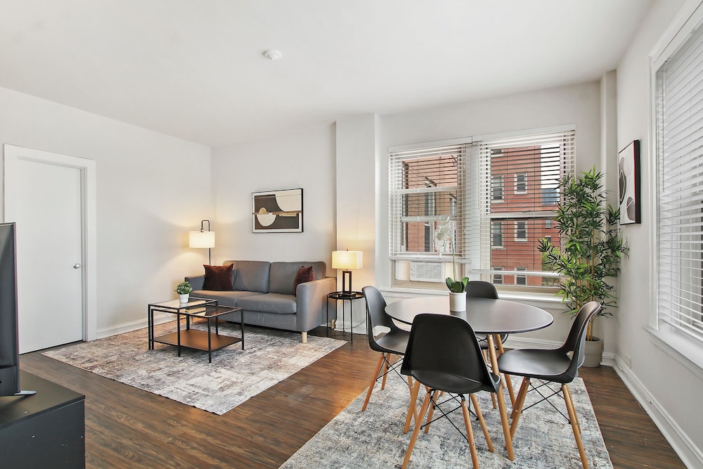 Sleek 2BR - Hyde Park 405