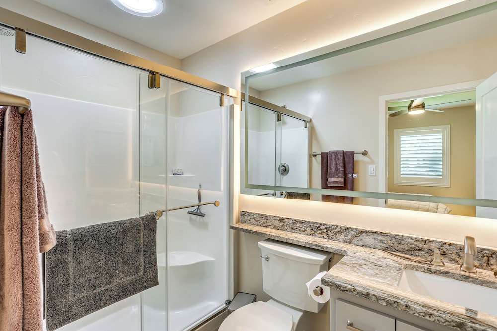 Walk to Park & Aquatic Center: Airy Redding Home!