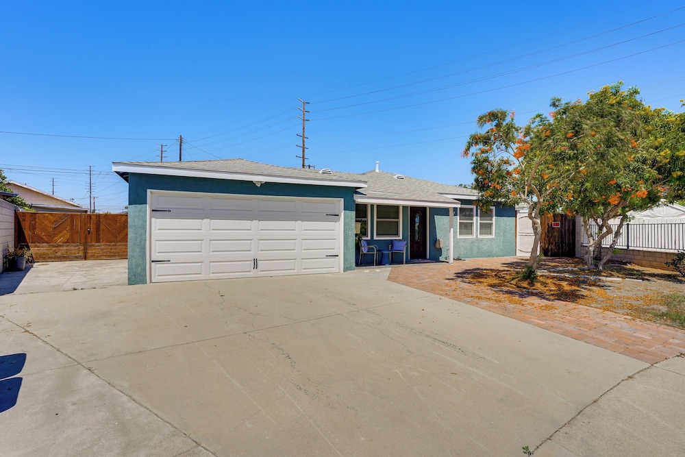 7 Mi Huntington Beach: Family Home w/ Patio!