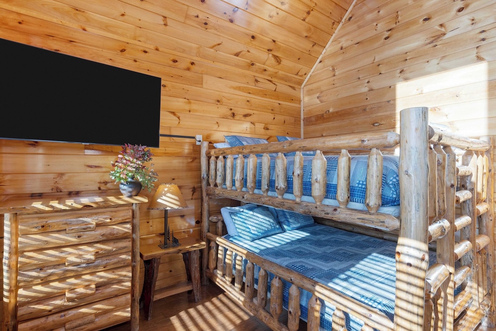 100 Guests Blackthorn: Sister Smokies Homes Luxury Mountain Retreat