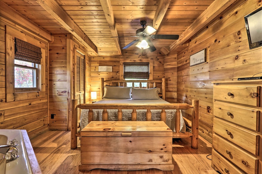 Smoky Mountain Log Cabin: 7 Mi to Gatlinburg! view 2