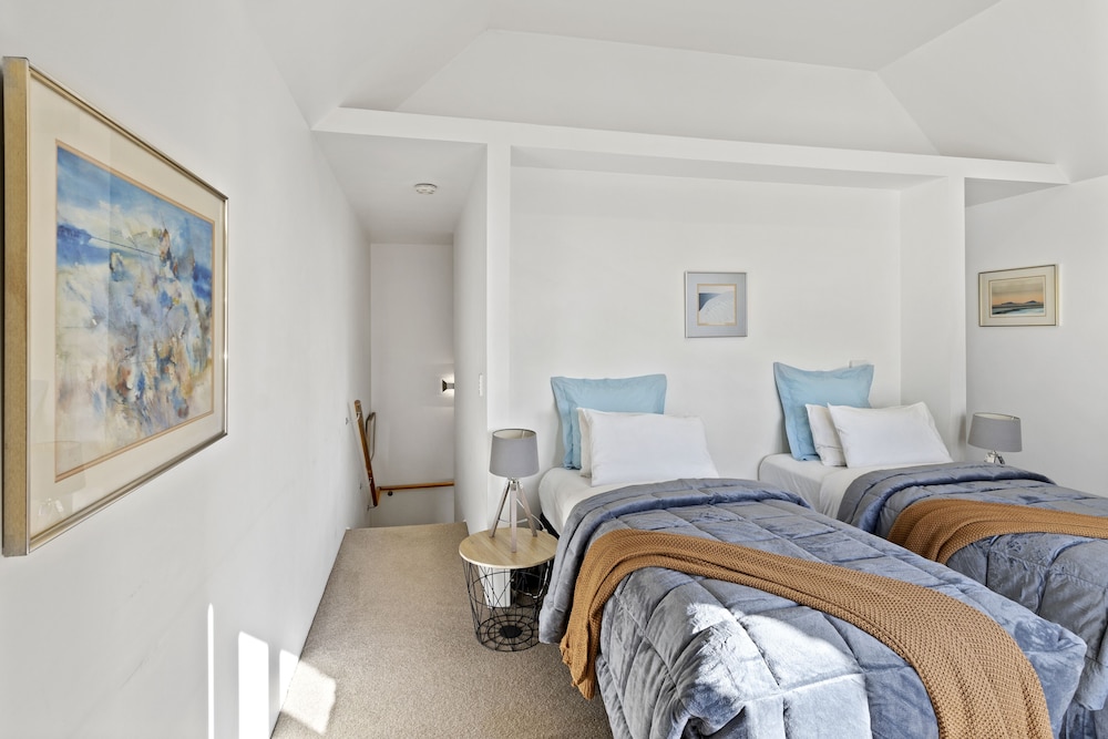 CBD Spacious 3 Storey Terrace House view 5