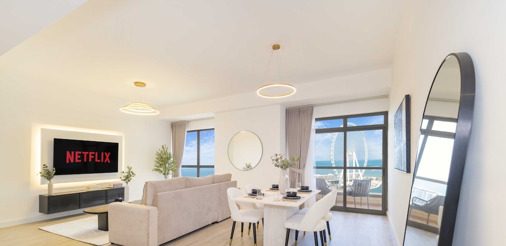 LUX The Dubai Eye Sea View Suite