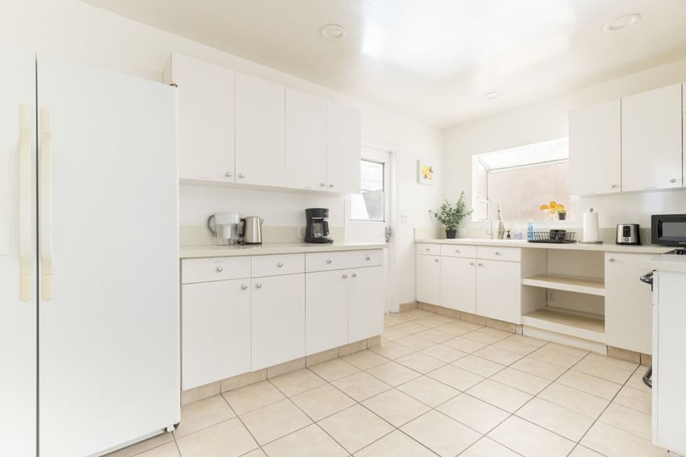 Charming Spacious Home - Modern Comforts Prime Location