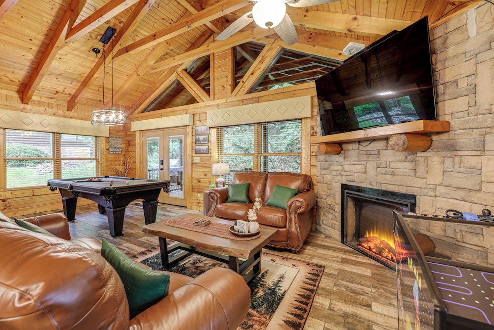 1 Mi to Dtwn Gatlinburg: Hot Tub Haven in Smokies!