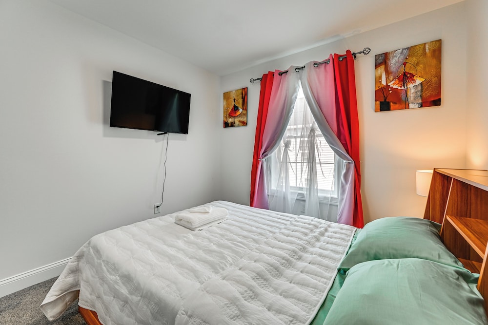 1 Mi to MGM Springfield: Cozy Winter Duplex!