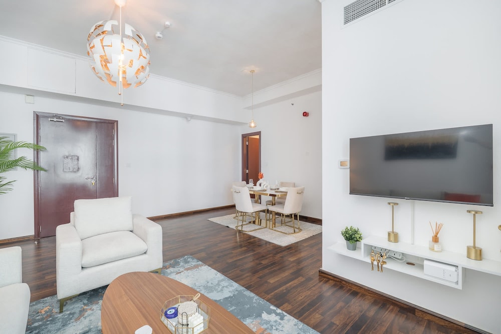 Gorgeous 1 Bedroom in DEC Tower With Marina Views
