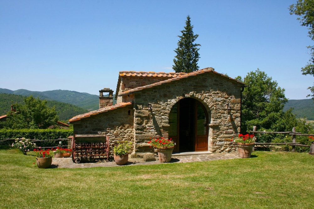 Wonderful private villa for 16 people with WIFI, private pool, TV and parking