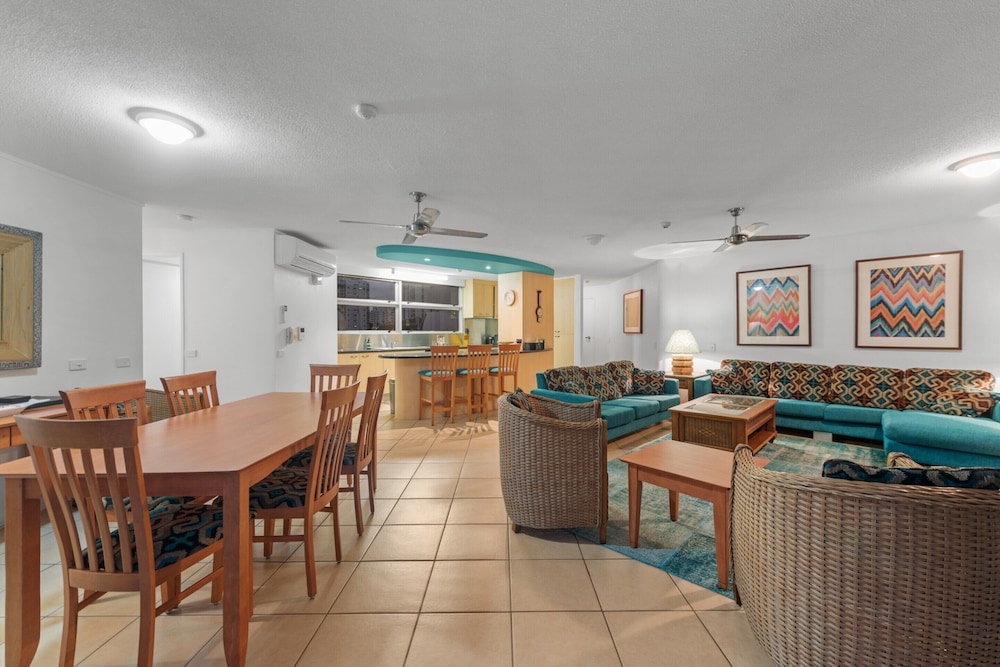 Stylish 3BR Oceanfront Stay by Mooloolaba Esp